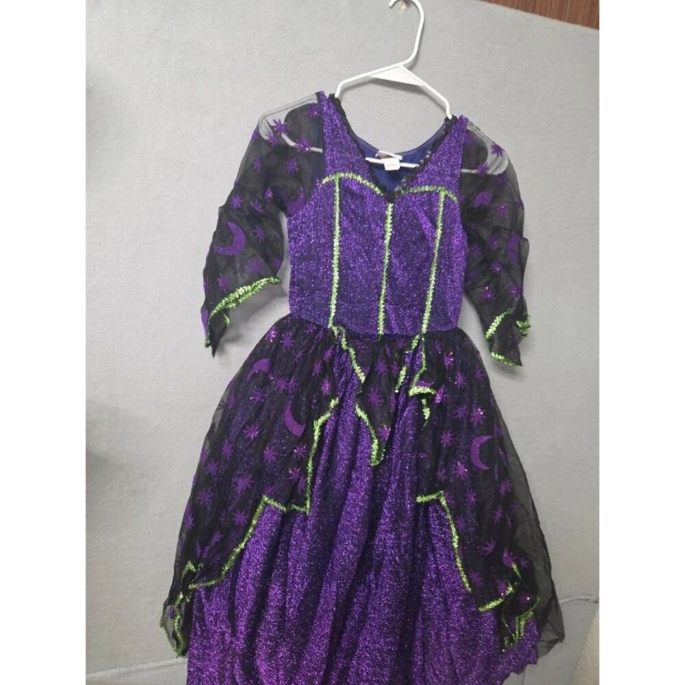 Beautiful girls witch costume - Picture 3 of 8